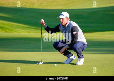 Irvine, Ayrshire, in Scozia, Regno Unito. 16 Luglio, 2017. Il giorno finale di Aberdeen Asset management Scottish Open Golf Championship fornito gran parte del dramma ed emozionante giocare da un campo internazionale di golfisti in lizza per il trofeo e un premio in denaro. Il concorso è stato svolto su Dundonald Links vicino a Irvine Ayrshire in Scozia nel caldo sole estivo e si è concluso con una drammatica vittoria per RAFA CABRERA BELLO forma Spagna Credito: Findlay/Alamy Live News Foto Stock