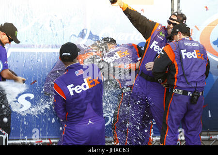 Loudon, NH, Stati Uniti d'America. 16 Luglio, 2017. Luglio 16, 2017 - Loudon, NH, STATI UNITI D'AMERICA: Denny Hamlin (11) vince la Overton's 301 in New Hampshire Motor Speedway in Loudon, NH. Credito: Chris Owens Asp Inc/ASP/ZUMA filo/Alamy Live News Foto Stock