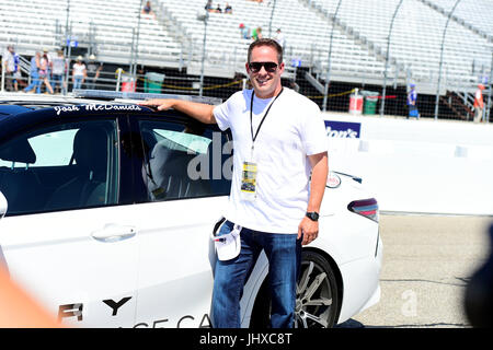 Loudon, New Hampshire, Stati Uniti d'America. 16 Luglio, 2017. New England Patriots coordinatore offensivo Josh McDaniels serve come il ritmo onorario auto conducente alla NASCAR Monster Energy Overton's 301 gara svoltasi presso il New Hampshire Motor Speedway in Loudon, New Hampshire. Eric Canha/CSM/Alamy Live News Foto Stock