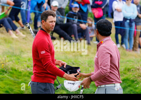 Ayrshire, in Scozia, Regno Unito. 16 Luglio, 2017. Il giorno finale di Aberdeen Asset management Scottish Open Golf Championship fornito gran parte del dramma ed emozionante giocare da un campo internazionale di golfisti in lizza per il trofeo e un premio in denaro. Il concorso è stato svolto su Dundonald Links vicino a Irvine Ayrshire in Scozia nel caldo sole estivo e si è concluso con una drammatica vittoria per RAFA CABRERA BELLO forma Spagna Credito: Findlay/Alamy Live News Foto Stock