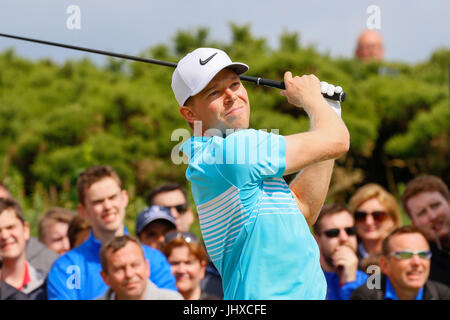 Ayrshire, in Scozia, Regno Unito. 16 Luglio, 2017. Il giorno finale di Aberdeen Asset management Scottish Open Golf Championship fornito gran parte del dramma ed emozionante giocare da un campo internazionale di golfisti in lizza per il trofeo e un premio in denaro. Il concorso è stato svolto su Dundonald Links vicino a Irvine Ayrshire in Scozia nel caldo sole estivo e si è concluso con una drammatica vittoria per RAFA CABRERA BELLO forma Spagna Credito: Findlay/Alamy Live News Foto Stock