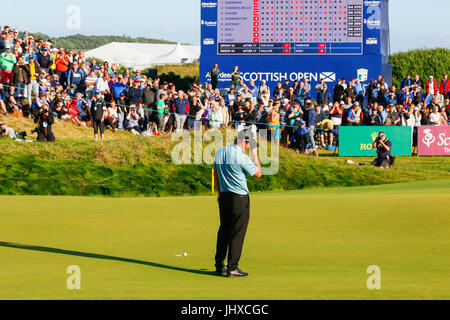 Ayrshire, in Scozia, Regno Unito. 16 Luglio, 2017. Il giorno finale di Aberdeen Asset management Scottish Open Golf Championship fornito gran parte del dramma ed emozionante giocare da un campo internazionale di golfisti in lizza per il trofeo e un premio in denaro. Il concorso è stato svolto su Dundonald Links vicino a Irvine Ayrshire in Scozia nel caldo sole estivo e si è concluso con una drammatica vittoria per RAFA CABRERA BELLO forma Spagna Credito: Findlay/Alamy Live News Foto Stock