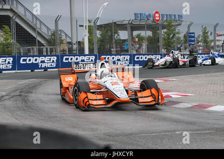 Toronto, Canada. 16 Luglio, 2017. Josef Newgarden e la sua brillante arancio auto è andato a prendere il loro primo pit stop al giro 23, allo stesso tempo Tony Kanaan scivolare in una barriera, quando gli altri snocciolate sotto una bandiera gialla Newgarden ha preso il filo e ha vinto la Honda Indy Toronto. Credito: Luca Durda/Alamy Live News Foto Stock