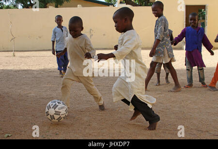 Maiduguri, Nigeria. Il 30 giugno, 2017. Ali Audu (6, c) giocando a calcio con altri bambini in un ONU-run tranist Centre nel nord-est della città di Maiduguri, Nigeria, 30 giugno 2017. Egli fuggì da un Boko Haram camp dopo il padre assiemate la milizia terroristica. Egli è stato prelevato dai militari nigeriani e presi in custodia di indagine. Dal momento che il suo rilascio, egli ha vissuto nel centro di transito. Foto: Kristin Palitza/dpa/Alamy Live News Foto Stock