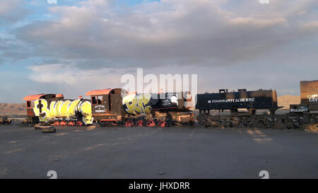 Immagine del treno nel cimitero di Uyuni Salt Lake in Bolivia, presa 06 Giugno 2017. Non tutti i piani highflying era successo in tutto il mondo la più grande lago salato. Treno il traffico verso le Ande ha interrotto un lungo tempo fa. Foto: Georg Ismar/dpa Foto Stock