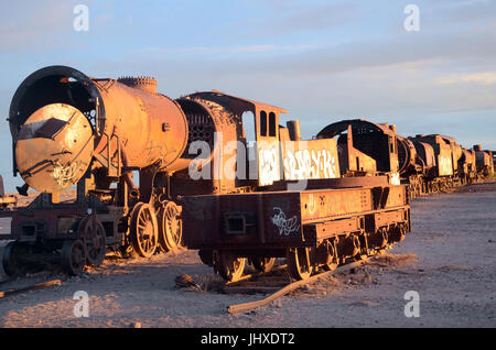 Immagine del treno nel cimitero di Uyuni Salt Lake in Bolivia, presa 06 Giugno 2017. Non tutti i piani highflying era successo in tutto il mondo la più grande lago salato. Treno il traffico verso le Ande ha interrotto un lungo tempo fa. Foto: Georg Ismar/dpa Foto Stock