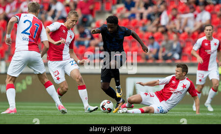 Praga, Repubblica Ceca. 16 Luglio, 2017. Da sinistra MILANO SKODA, TOMAS SOUCEK di Slavia e PATRICK BRUCIATORE DI OGC Nizza e RUSLAN ROTAN, JAN BORIL di Slavia in azione durante la partita amichevole Slavia Praha vs OGC Nizza in Praga Repubblica Ceca, luglio 16, 2017. La Slavia Praga battito lato francese OGC Nice 4-1. Credito: Michal Kamaryt/CTK foto/Alamy Live News Foto Stock