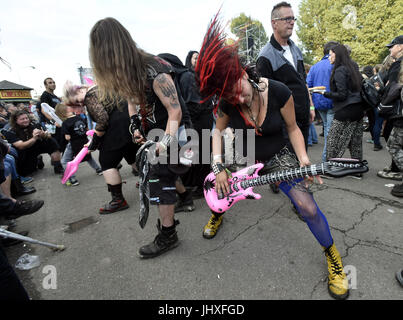 Vizovice, Repubblica Ceca. Il 15 luglio 2017. Metal tifosi assistere al festival di musica di maestri del Rock in Vizovice, Repubblica Ceca, il 15 luglio 2017. Credito: Dalibor Gluck/CTK foto/Alamy Live News Foto Stock