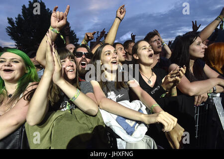 Vizovice, Repubblica Ceca. 16 Luglio, 2017. Metal tifosi assistere al festival di musica di maestri del Rock in Vizovice, Repubblica Ceca, il 16 luglio 2017. Credito: Dalibor Gluck/CTK foto/Alamy Live News Foto Stock