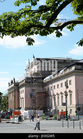 Vista dell'edificio ristrutturato della Staatsoper Unter den Linden opera di stato di Berlino, Germania, 17 luglio 2017. La nuova luce il colore rosa della facciata è ora visibile dopo il distacco del ponteggio. Il colore è ispirato il tono originale dell'opera, che fu inaugurato nel 1742 ma bruciata nel 1843. L'opera di stato è detto di aprire al pubblico il 3 ottobre, dopo sette anni di lavori di ristrutturazione. Foto: Jens Kalaene/dpa-Zentralbild/ZB Foto Stock