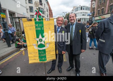 Londra, Regno Unito. Il 16 luglio 2017. I membri della Federazione dei Maestri del Lavoro attendere l'inizio del corteo storico nella zona londinese di Clerkenwell dalla Basilica di San Pietro la Chiesa italiana. La processione annuale in onore del nostro Lday del Monte Carmelo ha avuto luogo ogni anno dal momento che è stato dato il permesso speciale nel 1883. Credito: Peter Marshall / Alamy Live News Foto Stock