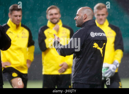 (170717) -- GUANGZHOU, luglio 17, 2017(Xinhua) -- Peter Bosz, allenatore del Borussia Dortmund, dà istruzioni durante una sessione di formazione prima del 2017 International Champions Cup la Cina contro il Milan all Università di Guangzhou City Stadium di Guangzhou, la capitale del sud della Cina di Provincia del Guangdong sulla luglio 17, 2017. (Xinhua/Wang Lili) Foto Stock