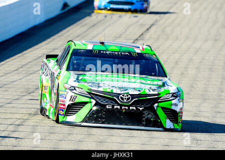 Loudon, New Hampshire, Stati Uniti d'America. 16 Luglio, 2017. Kyle Busch, Monster Energy Cup NASCAR driver di serie della Interstate batterie Toyota (18), gare di NASCAR Monster Energy Overton's 301 gara svoltasi presso il New Hampshire Motor Speedway in Loudon, New Hampshire. Eric Canha/CSM/Alamy Live News Foto Stock