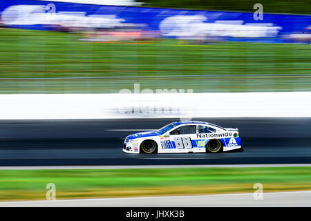 Loudon, New Hampshire, Stati Uniti d'America. 16 Luglio, 2017. Dale Earnhardt Jr, Monster Energy Cup NASCAR driver di serie della Chevrolet a livello nazionale (88), gare di NASCAR Monster Energy Overton's 301 gara svoltasi presso il New Hampshire Motor Speedway in Loudon, New Hampshire. Eric Canha/CSM/Alamy Live News Foto Stock