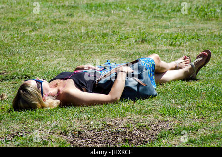 Londra, Regno Unito. 17 Luglio, 2017. Regno Unito Meteo. Le persone che si godono il sole di luglio in Battersea Park. Credito: JOHNNY ARMSTEAD/Alamy Live News Foto Stock