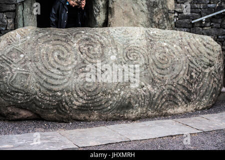 Entrata cordolo in Newgrange neolitico Età della pietra tomba di passaggio in Bru na Boinne nella Boyne Valley, nella contea di Meath, Irlanda Foto Stock