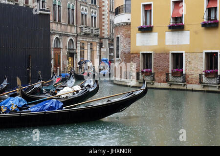Messa a fuoco selettiva vista delle gondole dal Bacino Orseolo in un giorno di pioggia, Venezia, Italia Foto Stock