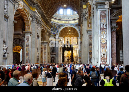 Interno, la Basilica di San Pietro, Roma, Italia Foto Stock