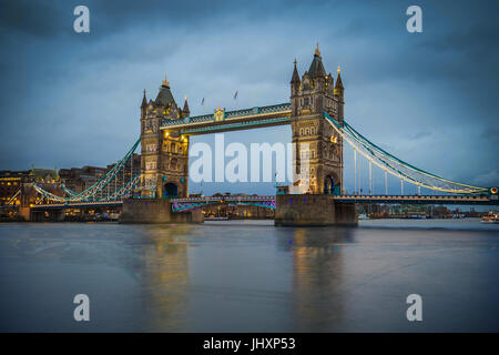 Londra, Inghilterra - Il mondo famoso Tower Bridge al blue ora Foto Stock