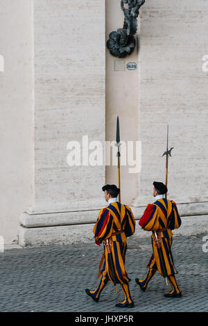 Roma, Italia - 19 agosto 2016: Guardie Svizzera Pontificie rendendo il cambio della guardia. Le guardie svizzere servita sin dalla fine del XV secolo. Foto Stock