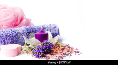 Fiori di lavanda con sale da bagno e accessori di benessere Foto Stock