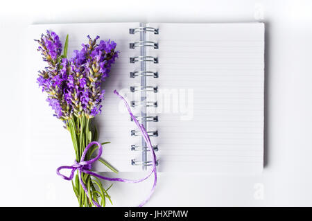 Lavanda fiori bouquet su un notebook aperto Foto Stock