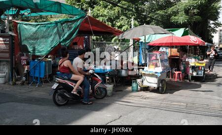 Venditori ambulanti Charoen Krung Road Sathorn Bangkok in Thailandia Foto Stock