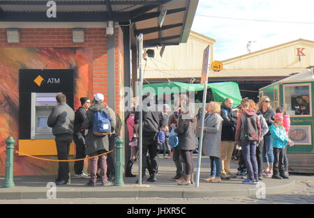 La gente in coda per ATM in Melbourne Australia. Foto Stock