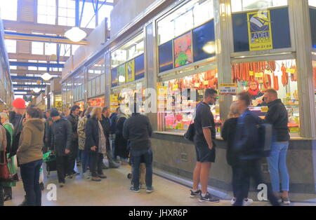 La gente visita il Mercato Queen Victoria a Melbourne in Australia. Queen Victoria Market è il più grande mercato all'aperto nell'emisfero meridionale. Foto Stock