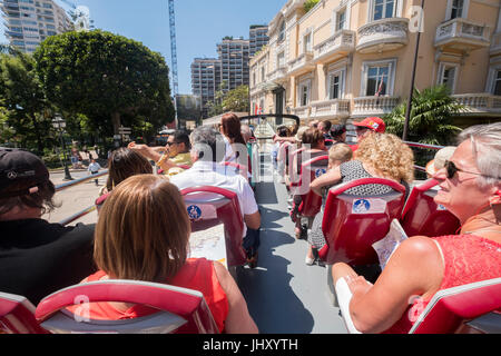 I turisti in un tour guidato con un Tour Hop on Hop off bus, Monte Carlo, Monaco. Foto Stock