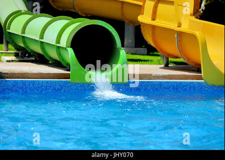 Colorato scorre acqua presso il parco acquatico Foto Stock