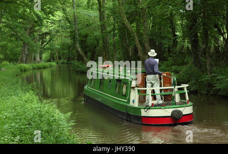 Narrowboat villeggiante navigare Monmounthshire e Brecon Canal vicino Llangynidr in Brecon Beacons, Powys, South Wales, Regno Unito - estate Foto Stock