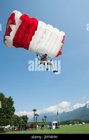 Un paracadutista pratica di atterraggio di precisione in Gordola, Svizzera Foto Stock