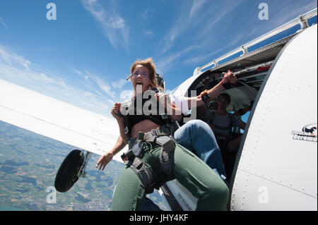 Ragazza facendo un primo skydive in tandem Foto Stock