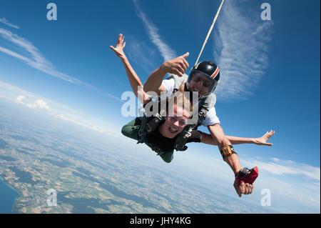 Ragazza facendo un primo skydive in tandem Foto Stock