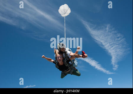 Ragazza facendo un primo skydive in tandem Foto Stock