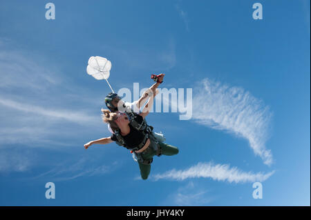 Ragazza facendo un primo skydive in tandem Foto Stock