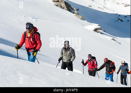 Sherpa del Nepal durante un allenamento sciistico camp a Disentis, Svizzera Foto Stock