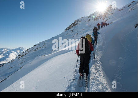 Sherpa del Nepal durante un allenamento sciistico camp a Disentis, Svizzera Foto Stock