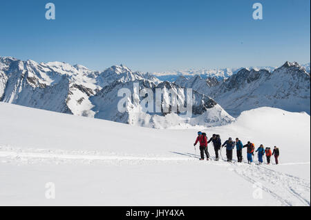 Sherpa del Nepal durante un allenamento sciistico camp a Disentis, Svizzera Foto Stock