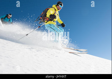 Sciatore godendo di polvere fresca neve nella regione di Disentis, Svizzera Foto Stock