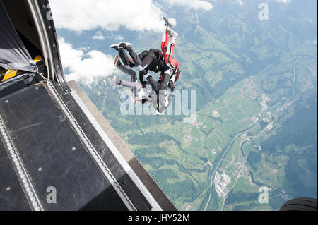 Skydivers uscendo da un piano in una testa di formazione verso il basso Foto Stock