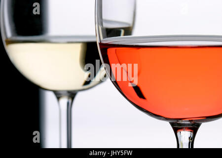 Wineglasses - vino rosso - vino bianco, Weinglaeser - Rotwein Weisswein - Foto Stock