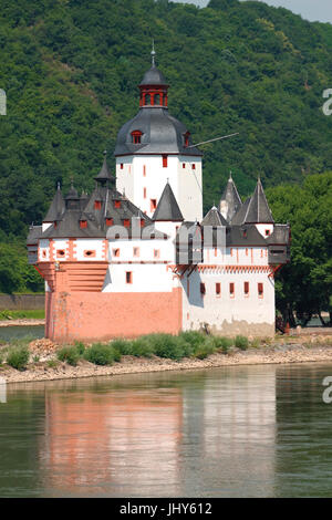 Il Palatinato Castello costruito su in Islanda nel fiume Reno / castle Palatinato su un'isola del fiume Reno, Castello Pfalz costruito su un'isola nel Reno r Foto Stock