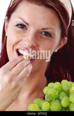 Donna mangia grappoli di uva - Womat mangia l'uva, Frau isst Weintrauben - Womat mangia l'uva Foto Stock