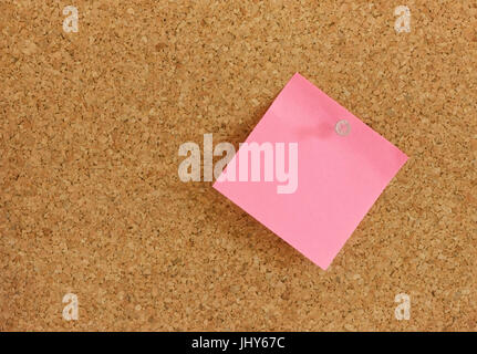Nota slip di carta in un bulletin board - memo su una lavagna di sughero, Notizzettel un einer Pinnwand - memo su una lavagna di sughero Foto Stock