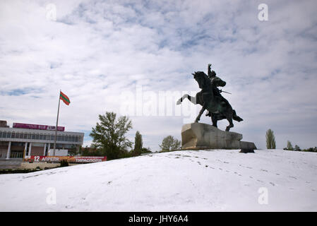 Statua equestre di Alexander Suvorov circondato da neve, Tiraspol, Transnistria Moldavia Foto Stock