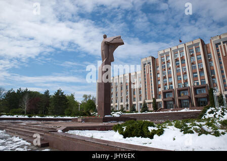 Statua di Vladimir Lenin di fronte della Transdnestria l'edificio del Parlamento, Tiraspol, Transnistria Moldavia Foto Stock
