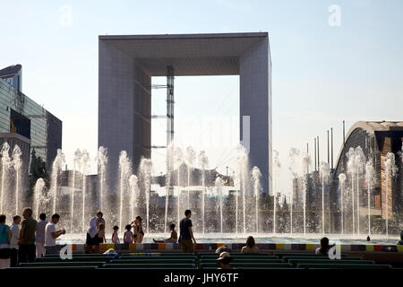 La grandee arco a La Defense, Parigi, Francia - La grande arca a La Defense comprensorio, Parigi, Francia, La Grande Arch im La Defense, Frankreich - La Gr Foto Stock