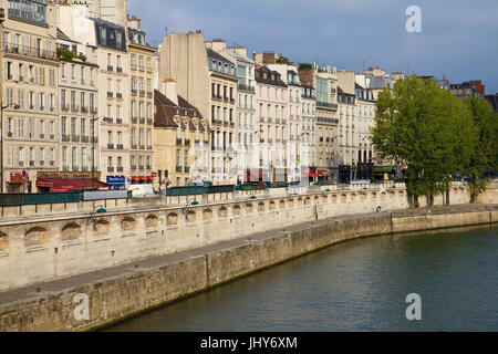Linea di casa nella sua, Paris, Francia - Fila di case presso il suo fiume, Parigi, Francia, Häuserzeile an der Seine, Frankreich - Fila di case a Senna Foto Stock